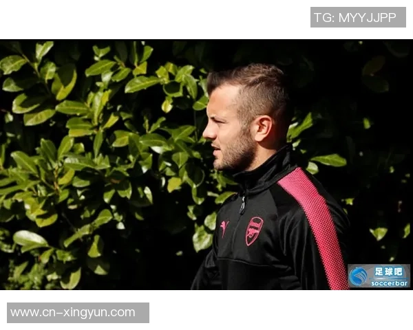 独特足球形项链设计展现运动激情与时尚魅力的完美结合